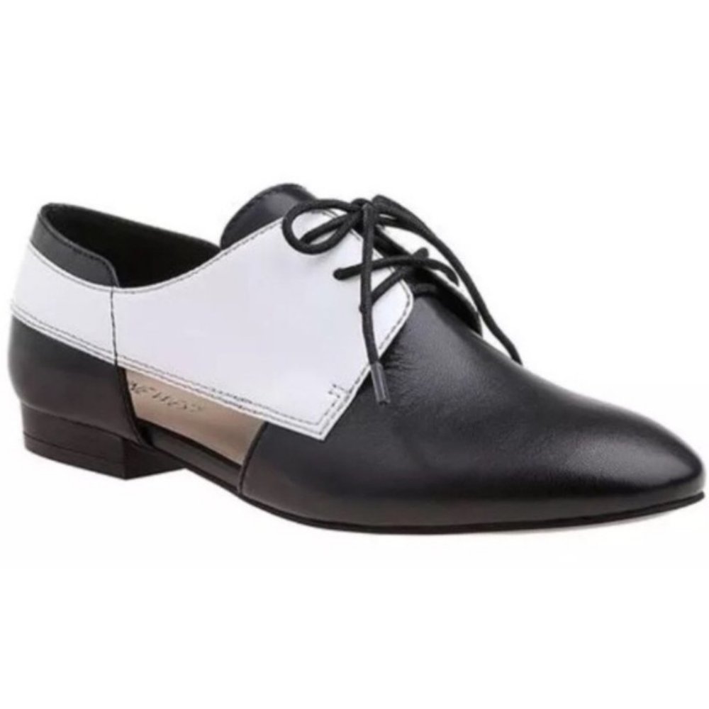 NWOT! Nine West white & black Oxford lace up shoe with open sides / cutouts (7M)